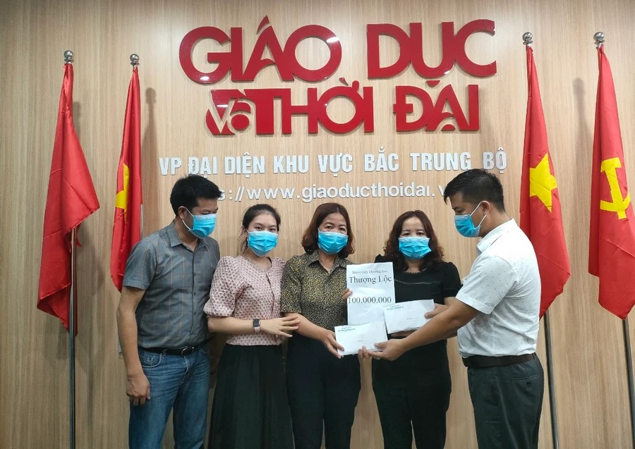 Ông Nguyễn Hữu Sỹ, Giám đốc, TT TMDV Thượng Lộc (huyện Can Lộc, Hà Tĩnh)hỗ trợ 100 triệu đồng cho 2 trường mầm non tại huyện Can Lộc