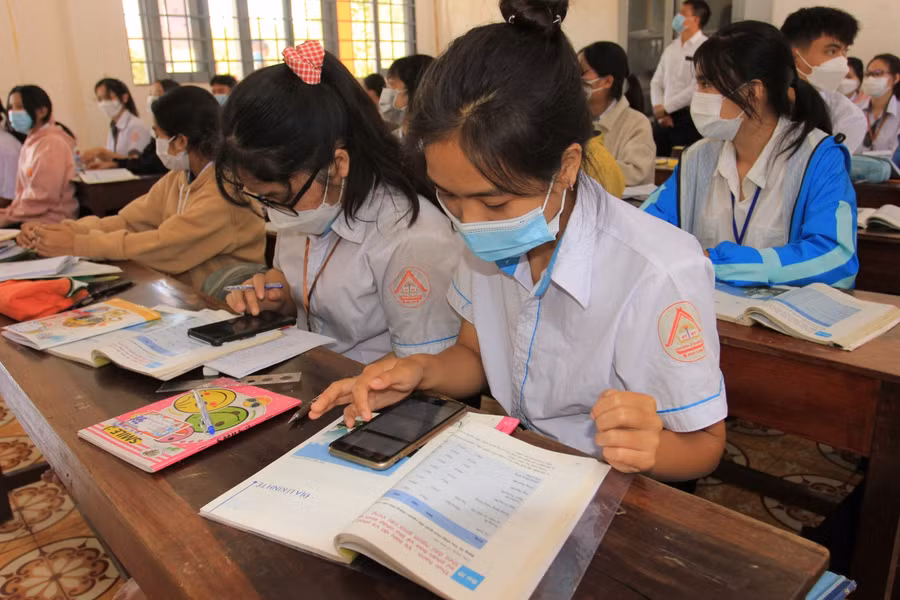 Học sinh Trường THPT DTNT N" Trang Lơng chăm chú học tập khi đến trường.