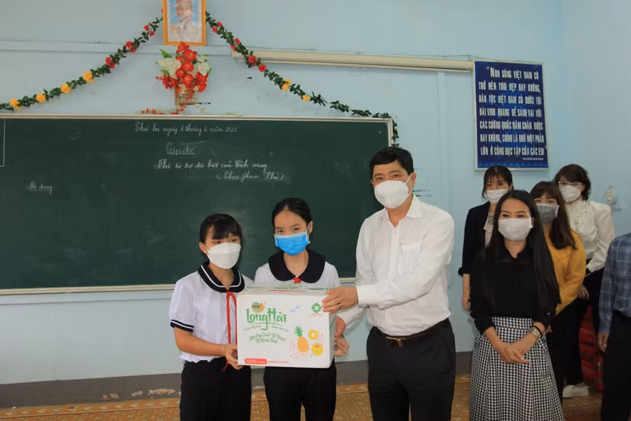 Giám đốc Sở GD&amp;ĐT Phạm Đăng Khoa tặng quà cho các em học sinh Trường Tiểu học Trần Quốc Tuấn, huyện Krông Pắc.