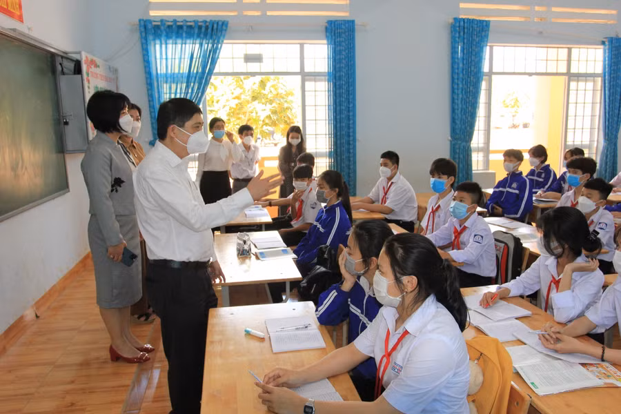 Giám đốc Sở GD&amp;ĐT Phạm Đăng Khoa; Trưởng phòng GD&amp;ĐT TP Buôn Ma Thuột Mai Thị Hồng Hà đến động viên các em học sinh lớp 9 Trường THCS Đào Duy Từ.