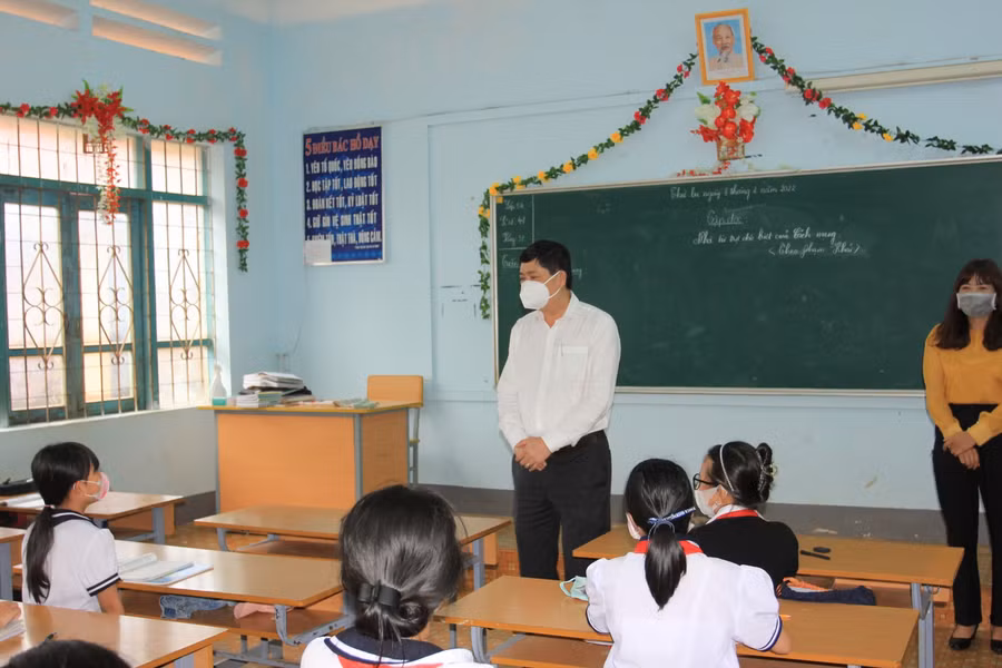 Giám đốc Sở GD&amp;ĐT Phạm Đăng Khoa ân cần trao đổi, động viên các em học sinh Trường Tiểu học Trần Quốc Tuấn, huyện Krông Pắc.