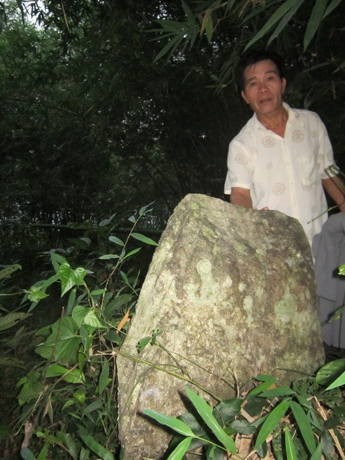 Những phiến đá lớn được chôn ở đầu ngôi mộ Những phiến đá lớn được chôn ở đầu ngôi mộ