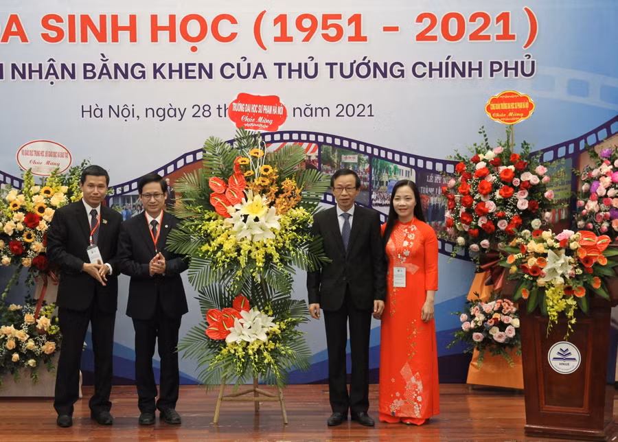 GS. TS Nguyễn Văn Minh, Phó Bí thư Đảng uỷ, Hiệu trưởng Trường Đại học Sư phạm Hà Nội tặng hoa chúc mừng lãnh đạo Khoa Sinh học.