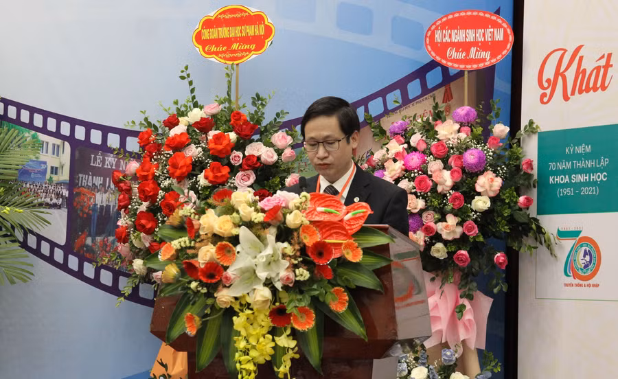 PGS.TS Nguyễn Lân Hùng Sơn, Bí thư Đảng uỷ, Trưởng khoa Sinh học phát biểu khai mạc buổi lễ.