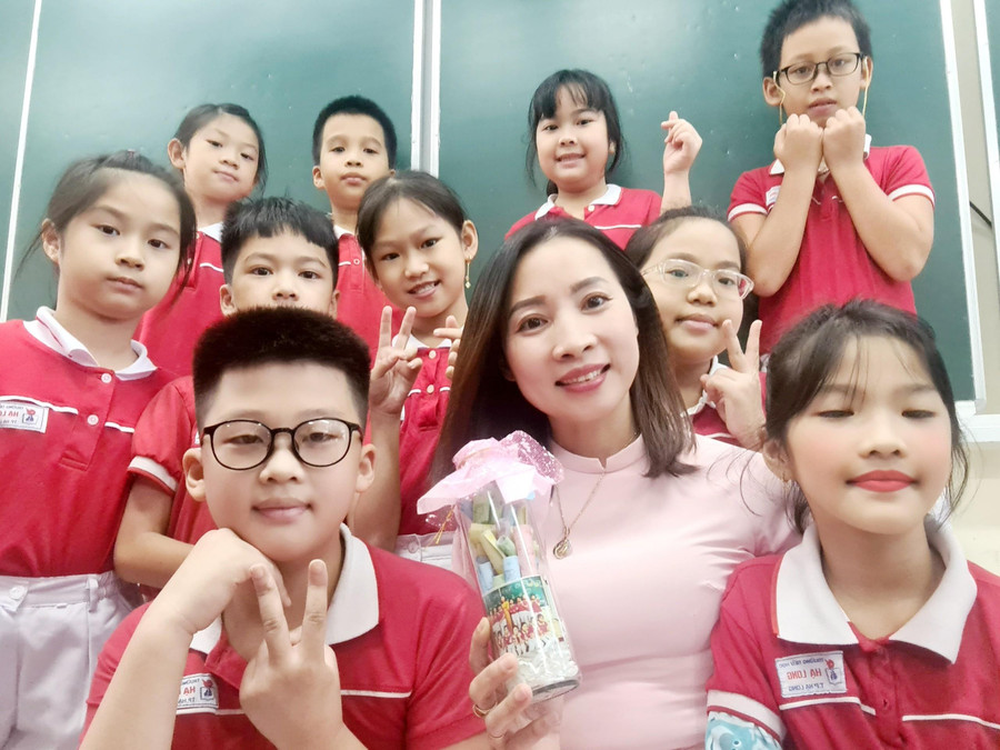 Cô Vũ Thị Thanh Huyền trong vòng tay yêu thương của học trò. Cô Vũ Thị Thanh Huyền trong vòng tay yêu thương của học trò.