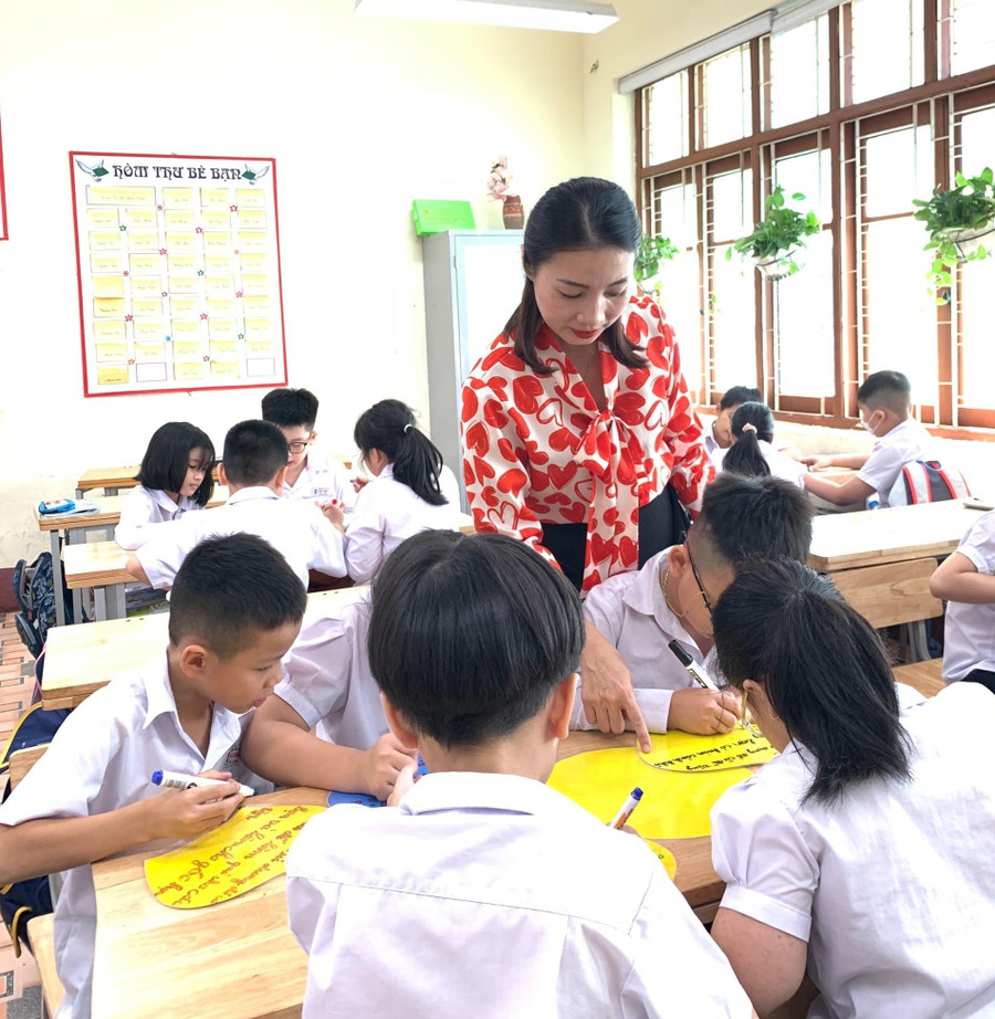 Cô Vũ Thị Thanh Huyền luôn chú trọng việc hướng dẫn, hình thành cho học sinh của mình ý thức tự giác học tập. Cô Vũ Thị Thanh Huyền luôn chú trọng việc hướng dẫn, hình thành cho học sinh của mình ý thức tự giác học tập.