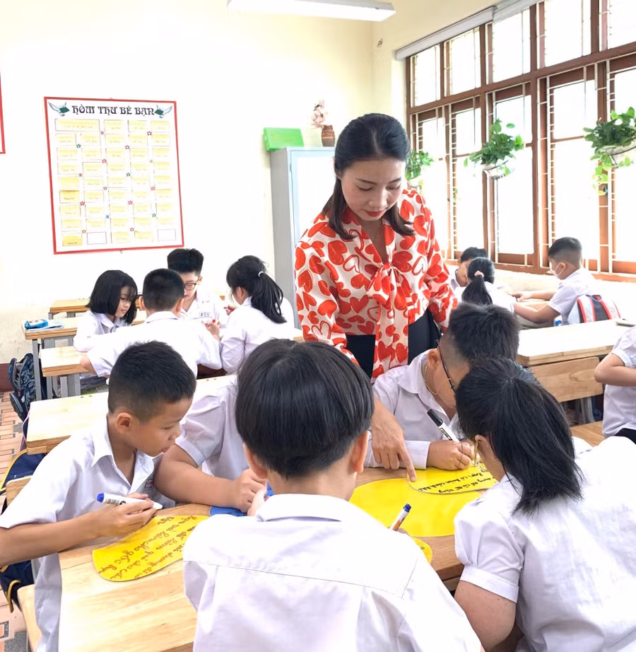 Cô Vũ Thị Thanh Huyền luôn chú trọng việc hướng dẫn, hình thành cho học sinh của mình ý thức tự giác học tập. Cô Vũ Thị Thanh Huyền luôn chú trọng việc hướng dẫn, hình thành cho học sinh của mình ý thức tự giác học tập.