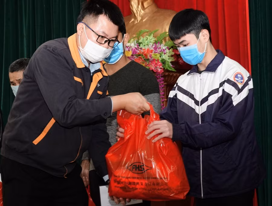 và các em học sinh có hoàn cảnh khó khăn trên địa bàn thị xã Kỳ Anh