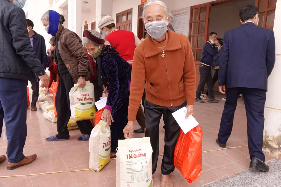 Người dân phấn khởi "đưa Tết" về nhà