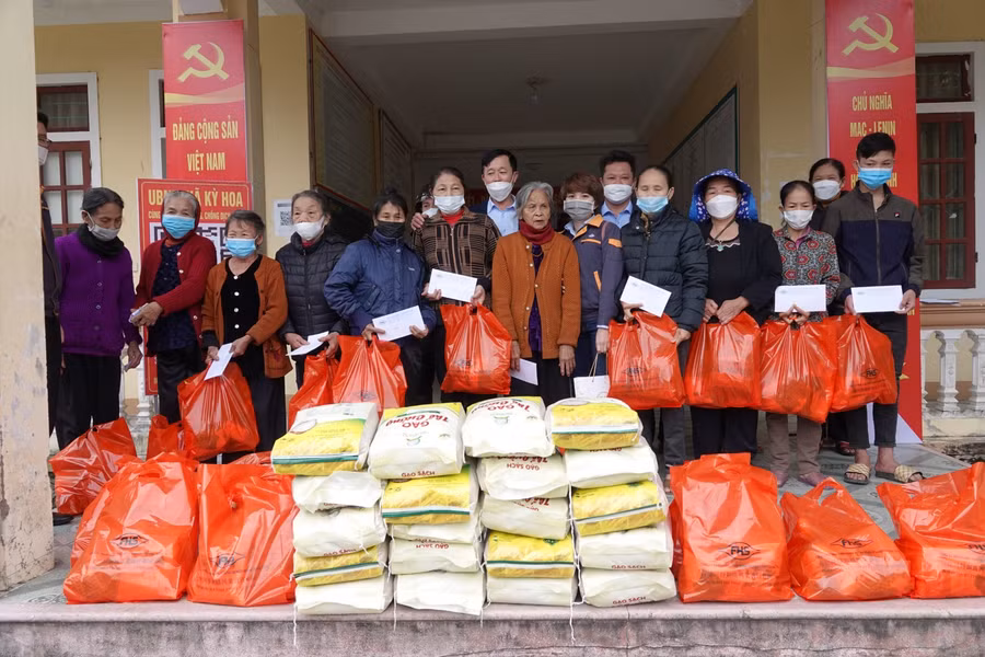 Đại diện Formosa Hà Tĩnh trao quà cho người dân tại xã Kỳ Hoa