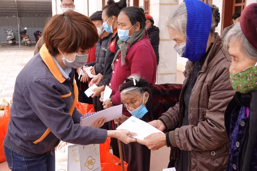 Mỗi phần quà trị giá 1 triệu đồng bao gồm tiền mặt và