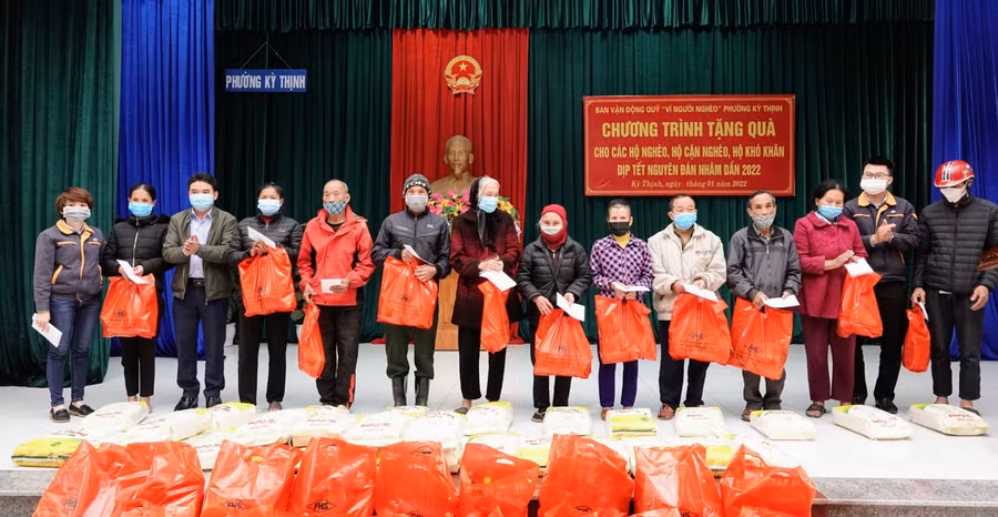 Các hộ khó khăn tại xã Kỳ Thịnh nhận quà Tết từ phía đơn vị