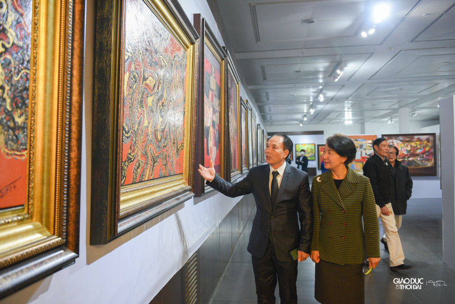 TS Nguyễn Tiến Luận – Hiệu trưởng trường Đại học Nguyễn Trãi, Phó Chủ tịch Hội Hữu nghị Việt Nam – Hàn Quốc giới thiệu về các tác phẩm được trưng bày tại triển lãm. TS Nguyễn Tiến Luận – Hiệu trưởng trường Đại học Nguyễn Trãi, Phó Chủ tịch Hội Hữu nghị Việt Nam – Hàn Quốc giới thiệu về các tác phẩm được trưng bày tại triển lãm.