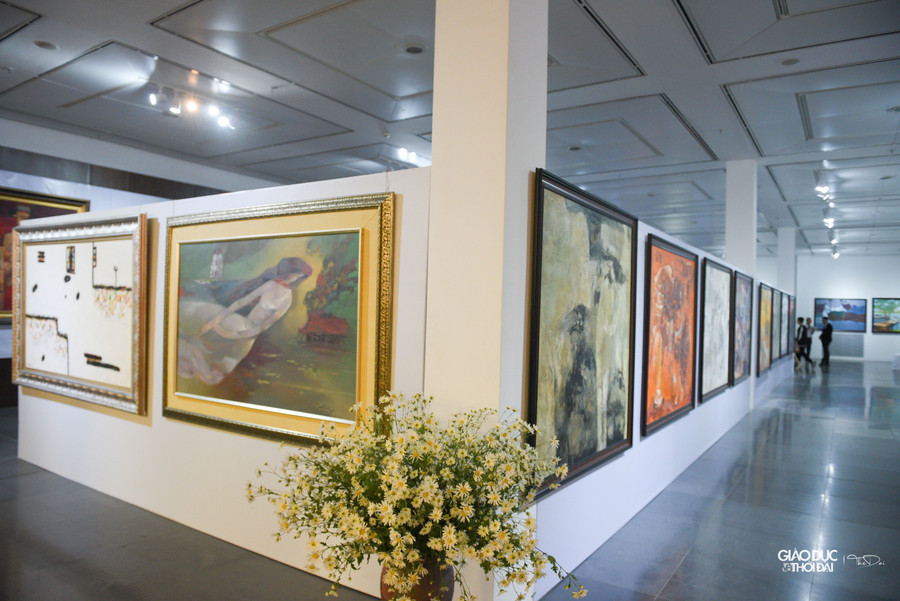 Các tên tuổi họa sĩ tiêu biểu có tranh trong triển lãm có thể kể đến như: Họa sĩ Vũ Trọng Thuấn, họa sĩ Hoàng Đăng Nhuận, họa sĩ Trương Bé, họa sĩ Trịnh Thanh Tùng, họa sĩ Nguyễn Lâm, họa sĩ Hồ Hữu Thủ, họa sĩ Dương Sen, họa sĩ Vũ Dương, họa sĩ Hoàng Đặng, họa sĩ Lâm Huỳnh Linh; Các họa sĩ Hàn Quốc bao gồm họa sĩ Han Heewon; họa sĩ Chae Jongkee; họa sĩ Lee Johnlip; họa sĩ Rhim Chongho; họa sĩ Lee Hoguk; họa sĩ Jeong ChulKyo; họa sĩ Choi Inho; họa sĩ Kim Sungnam. Các tên tuổi họa sĩ tiêu biểu có tranh trong triển lãm có thể kể đến như: Họa sĩ Vũ Trọng Thuấn, họa sĩ Hoàng Đăng Nhuận, họa sĩ Trương Bé, họa sĩ Trịnh Thanh Tùng, họa sĩ Nguyễn Lâm, họa sĩ Hồ Hữu Thủ, họa sĩ Dương Sen, họa sĩ Vũ Dương, họa sĩ Hoàng Đặng, họa sĩ Lâm Huỳnh Linh; Các họa sĩ Hàn Quốc bao gồm họa sĩ Han Heewon; họa sĩ Chae Jongkee; họa sĩ Lee Johnlip; họa sĩ Rhim Chongho; họa sĩ Lee Hoguk; họa sĩ Jeong ChulKyo; họa sĩ Choi Inho; họa sĩ Kim Sungnam.