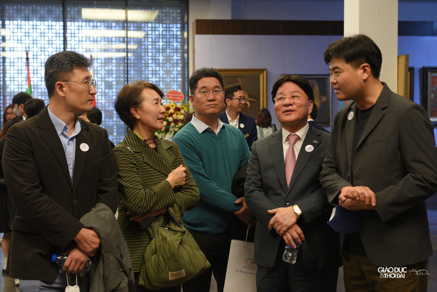 Triển lãm “Hội tụ tinh hoa Mĩ thuật Việt- Hàn” giới thiệu 300 tác phẩm của 30 họa sĩ Việt Nam và Hàn Quốc trong đó: 19 họa sĩ là hội viên Hội Mỹ thuật Việt Nam (sinh năm 1939 -1971) và 8 họa sĩ Hàn Quốc thuộc Viện Mỹ thuật Enuam Hàn Quốc. Triển lãm “Hội tụ tinh hoa Mĩ thuật Việt- Hàn” giới thiệu 300 tác phẩm của 30 họa sĩ Việt Nam và Hàn Quốc trong đó: 19 họa sĩ là hội viên Hội Mỹ thuật Việt Nam (sinh năm 1939 -1971) và 8 họa sĩ Hàn Quốc thuộc Viện Mỹ thuật Enuam Hàn Quốc.