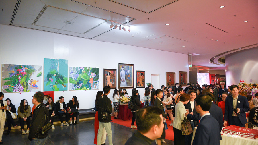 Triển lãm “Hội tụ tinh hoa Mĩ thuật Việt- Hàn” giới thiệu 300 tác phẩm của 30 họa sĩ Việt Nam và Hàn Quốc trong đó: 19 họa sĩ là hội viên Hội Mỹ thuật Việt Nam (sinh năm 1939 -1971) và 8 họa sĩ Hàn Quốc thuộc Viện Mỹ thuật Enuam Hàn Quốc. Triển lãm “Hội tụ tinh hoa Mĩ thuật Việt- Hàn” giới thiệu 300 tác phẩm của 30 họa sĩ Việt Nam và Hàn Quốc trong đó: 19 họa sĩ là hội viên Hội Mỹ thuật Việt Nam (sinh năm 1939 -1971) và 8 họa sĩ Hàn Quốc thuộc Viện Mỹ thuật Enuam Hàn Quốc.