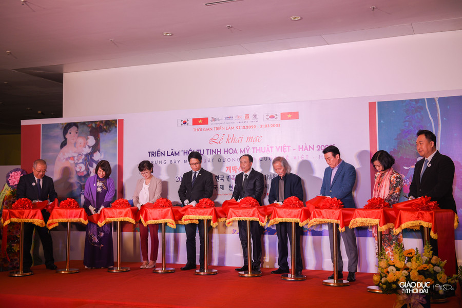 Đại biểu cắt băng khai mạc triển lãm. Đại biểu cắt băng khai mạc triển lãm.