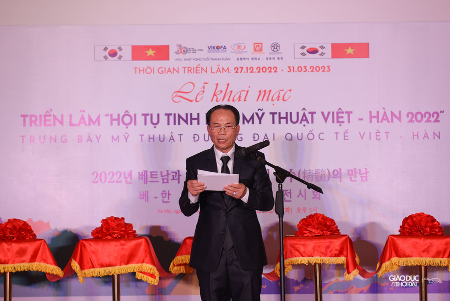 TS. Nguyễn Tiến Luận – Hiệu trưởng trường Đại học Nguyễn Trãi, Phó Chủ tịch Hội Hữu nghị Việt Nam – Hàn Quốc chia sẻ tại lễ khai mạc. TS. Nguyễn Tiến Luận – Hiệu trưởng trường Đại học Nguyễn Trãi, Phó Chủ tịch Hội Hữu nghị Việt Nam – Hàn Quốc chia sẻ tại lễ khai mạc.