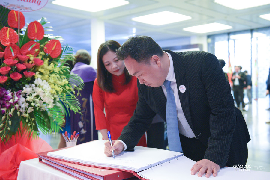 Triển lãm “Hội tụ tinh hoa Mĩ thuật Việt- Hàn” giới thiệu 300 tác phẩm của 30 họa sĩ Việt Nam và Hàn Quốc trong đó: 19 họa sĩ là hội viên Hội Mỹ thuật Việt Nam (sinh năm 1939 -1971) và 8 họa sĩ Hàn Quốc thuộc Viện Mỹ thuật Enuam Hàn Quốc. Triển lãm “Hội tụ tinh hoa Mĩ thuật Việt- Hàn” giới thiệu 300 tác phẩm của 30 họa sĩ Việt Nam và Hàn Quốc trong đó: 19 họa sĩ là hội viên Hội Mỹ thuật Việt Nam (sinh năm 1939 -1971) và 8 họa sĩ Hàn Quốc thuộc Viện Mỹ thuật Enuam Hàn Quốc.