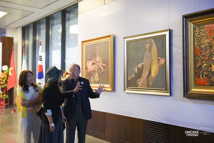 Triển lãm “Hội tụ tinh hoa Mĩ thuật Việt- Hàn” giới thiệu 300 tác phẩm của 30 họa sĩ Việt Nam và Hàn Quốc trong đó: 19 họa sĩ là hội viên Hội Mỹ thuật Việt Nam (sinh năm 1939 -1971) và 8 họa sĩ Hàn Quốc thuộc Viện Mỹ thuật Enuam Hàn Quốc. Triển lãm “Hội tụ tinh hoa Mĩ thuật Việt- Hàn” giới thiệu 300 tác phẩm của 30 họa sĩ Việt Nam và Hàn Quốc trong đó: 19 họa sĩ là hội viên Hội Mỹ thuật Việt Nam (sinh năm 1939 -1971) và 8 họa sĩ Hàn Quốc thuộc Viện Mỹ thuật Enuam Hàn Quốc.