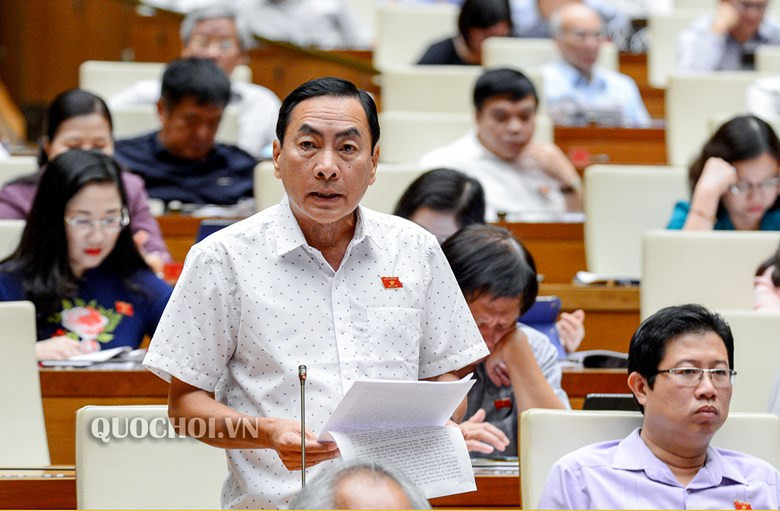 Đại biểu Phạm Văn Hòa. Đại biểu Phạm Văn Hòa.