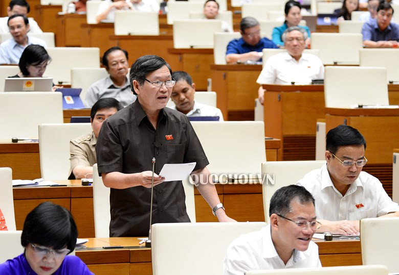 Đại biểu Tô Văn Tám đề nghị, nên giữ lại hình thức giáng chức là cần thiết. Đại biểu Tô Văn Tám đề nghị, nên giữ lại hình thức giáng chức là cần thiết.