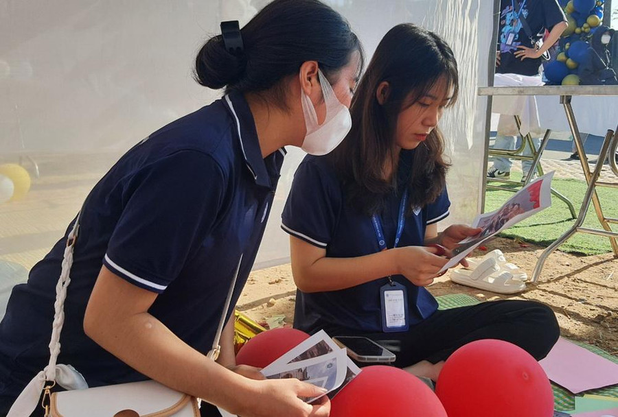 Sinh viên chuẩn bị cho hoạt động hội trại.