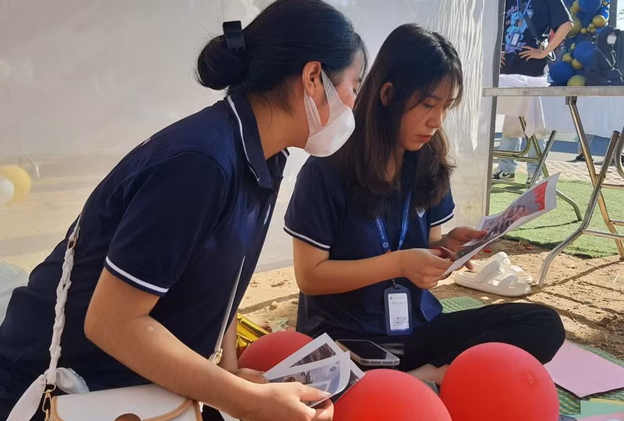 Sinh viên chuẩn bị cho hoạt động hội trại.