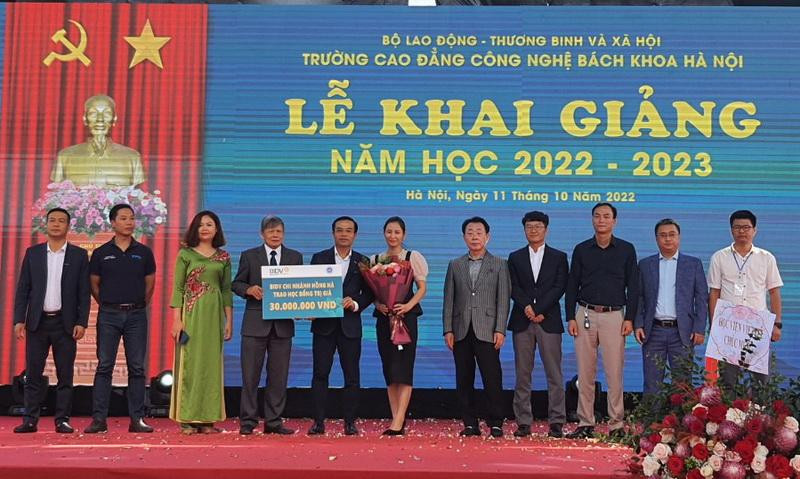 Nhiều doanh nghiệp dành những suất học bổng cho sinh viên của Trường Cao đẳng Công nghệ Bách khoa Hà Nội.