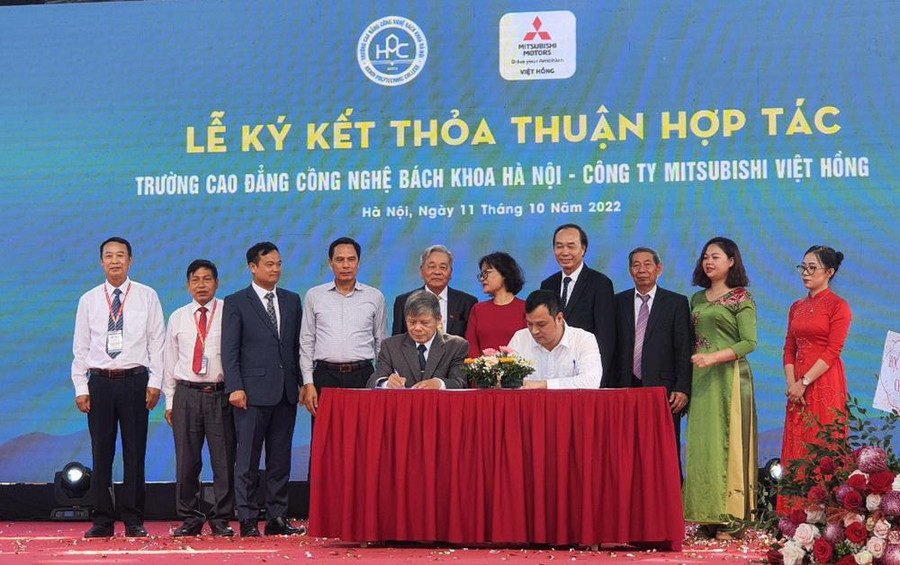 Trường Cao đẳng Công nghệ Bách khoa Hà Nội ký kết hợp tác với doanh nghiệp trong đào tạo, tuyển dụng việc làm cho sinh viên.