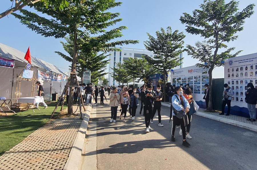 Hàng nghìn sinh viên &quot;Đội nắng&quot; để đến tham dự Lễ khai giảng.