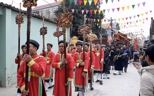 Được tham gia phục vụ lễ hội là vinh dự của các cụ, các ông và các trai đinh trong làng