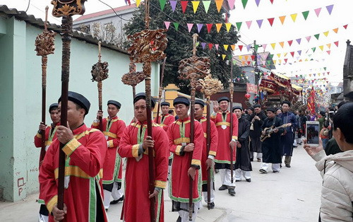 Được tham gia phục vụ lễ hội là vinh dự của các cụ, các ông và các trai đinh trong làng Được tham gia phục vụ lễ hội là vinh dự của các cụ, các ông và các trai đinh trong làng