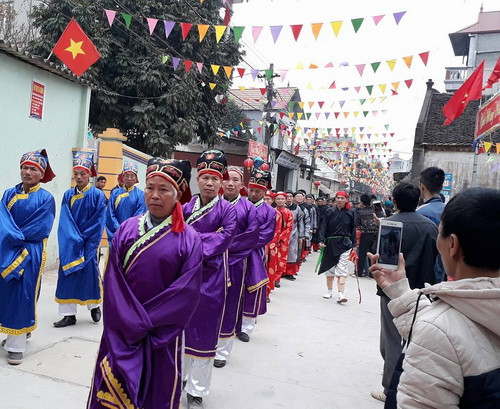 Đoàn nghi lễ tiến vào lễ đình, lễ đền ơ làng Kim Thượng Đoàn nghi lễ tiến vào lễ đình, lễ đền ơ làng Kim Thượng