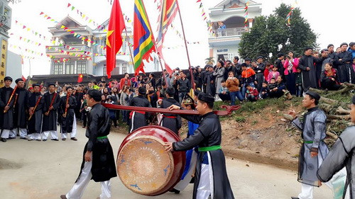 Hai bên đường chật cứng người dân đến tham quan, tìm hiểu về phong tục độc đáo và cổ truyền này Hai bên đường chật cứng người dân đến tham quan, tìm hiểu về phong tục độc đáo và cổ truyền này
