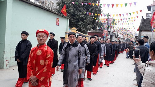 Các cụ cao niên trong làng Kim Thượng đi đón dân "Anh" Châu Lỗ Các cụ cao niên trong làng Kim Thượng đi đón dân "Anh" Châu Lỗ