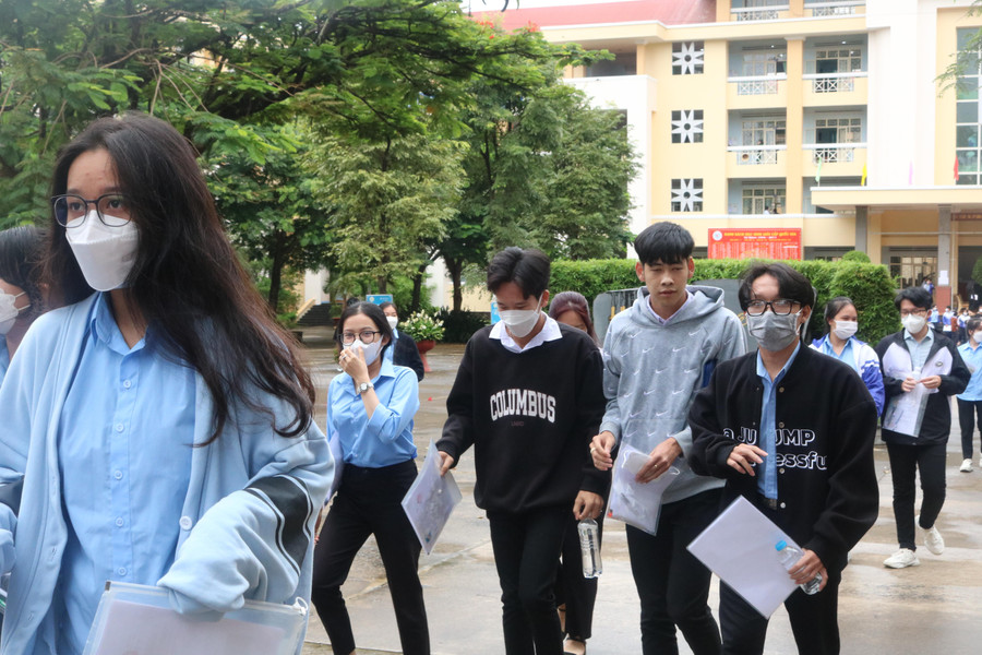 Thí sinh thở phào nhẹ nhõm kết thúc bài thi tự luận duy nhất. Thí sinh thở phào nhẹ nhõm kết thúc bài thi tự luận duy nhất.