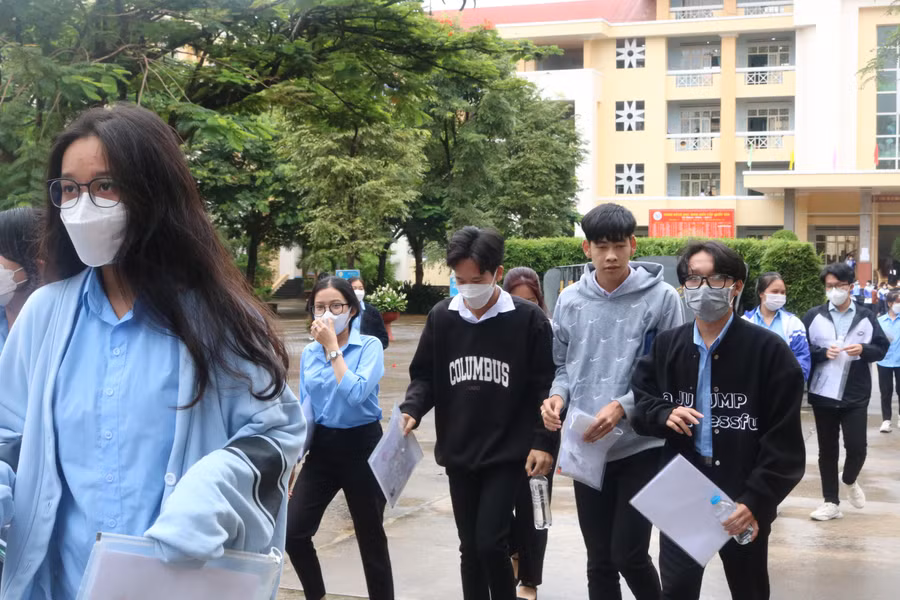 Thí sinh Gia Lai tự tin sau khi hoàn thành bài thi môn Ngữ văn.