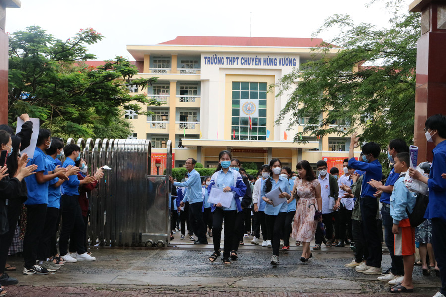 Những thí sinh đầu tiên ra khỏi điểm thi trường THPT Chuyên Hùng Vương. Những thí sinh đầu tiên ra khỏi điểm thi trường THPT Chuyên Hùng Vương.