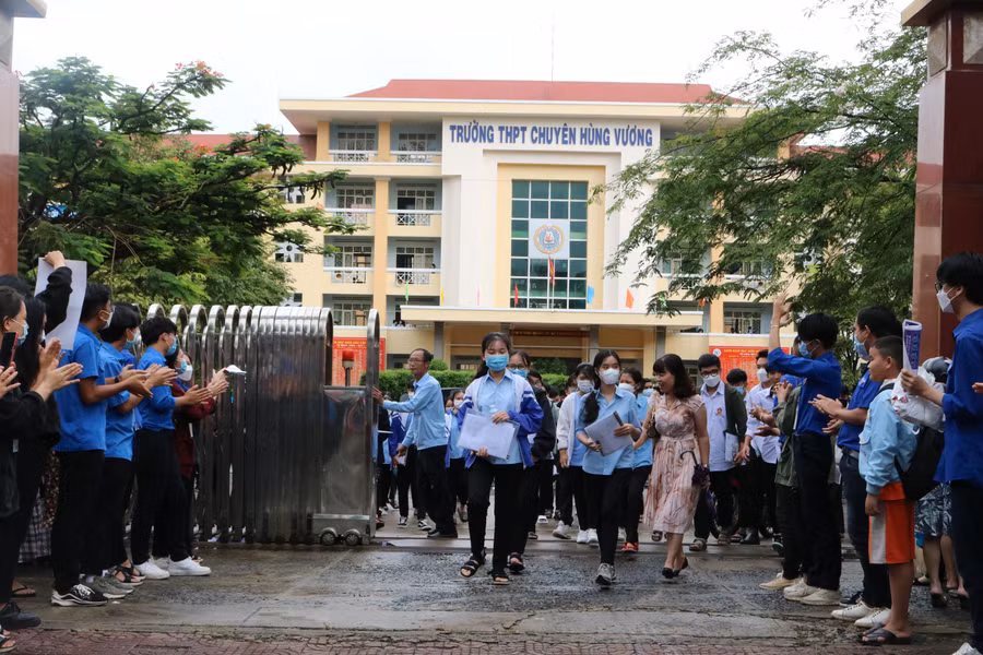 Những thí sinh đầu tiên ra khỏi điểm thi trường THPT Chuyên Hùng Vương.