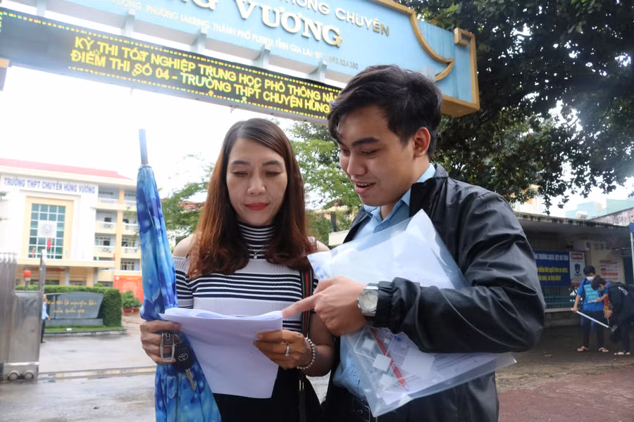 Thí sinh trao đổi, chia sẻ bài thi với người thân.