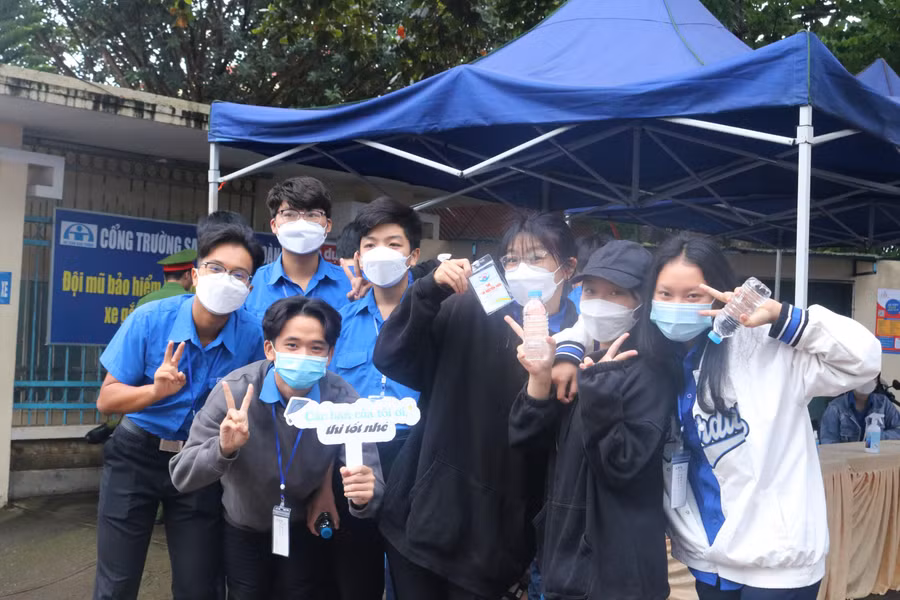 Tình nguyện viên đến hỗ trợ thí sinh trong Kỳ thi tốt nghiệp THPT 2022.