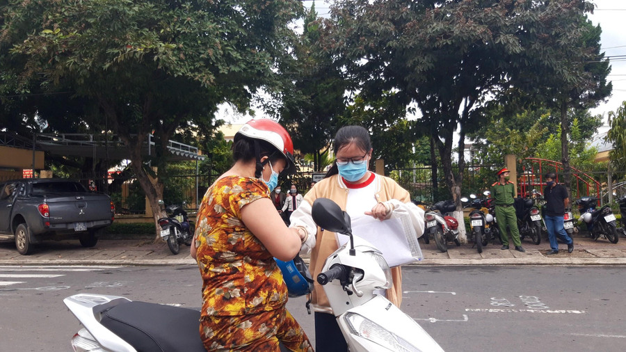 Phụ huynh chở thí sinh đến điểm thi và không quên nhắc nhở con kiểm tra lại giấy tờ, vật dụng cần thiết. Phụ huynh chở thí sinh đến điểm thi và không quên nhắc nhở con kiểm tra lại giấy tờ, vật dụng cần thiết.