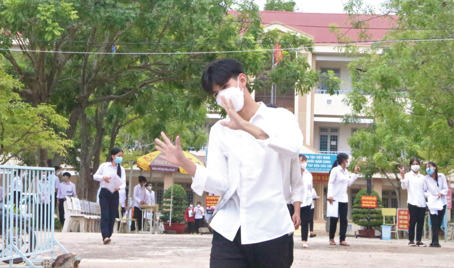 Thí sinh Kon Tum vui mừng sau khi hoàn thành bài thi môn Toán. Thí sinh Kon Tum vui mừng sau khi hoàn thành bài thi môn Toán.