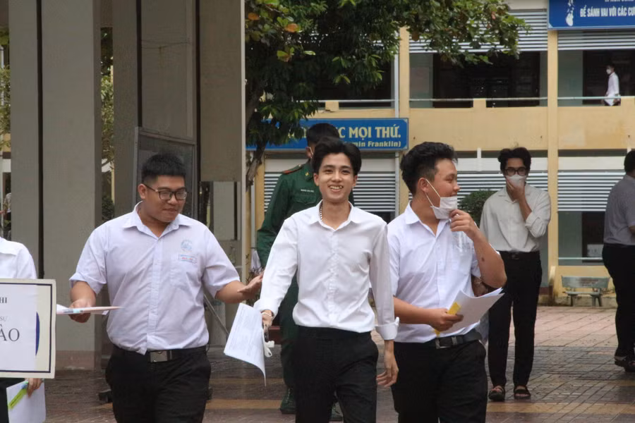 Thí sinh Kon Tum tự tin sau khi kết thúc môn thi Ngữ văn.