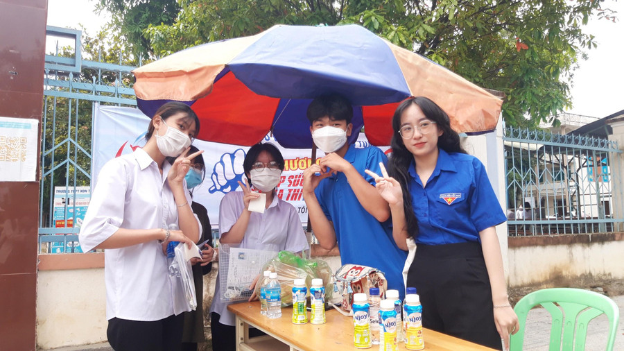 Thí sinh thoải mái, tự tin bước vào môn thi đầu tiên. Thí sinh thoải mái, tự tin bước vào môn thi đầu tiên.