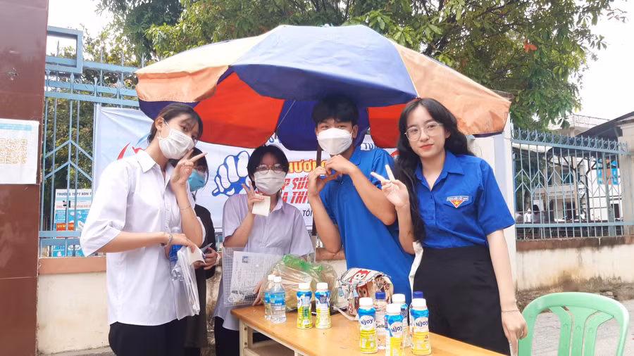 Thí sinh thoải mái, tự tin bước vào môn thi đầu tiên.