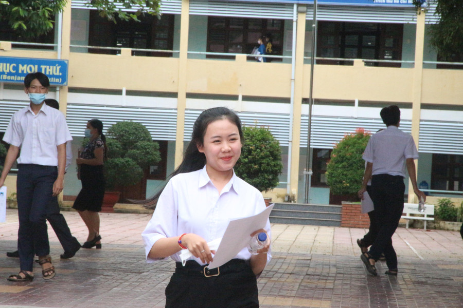 Nữ thí sinh rạng ngời bước ra khỏi phòng thi. Nữ thí sinh rạng ngời bước ra khỏi phòng thi.