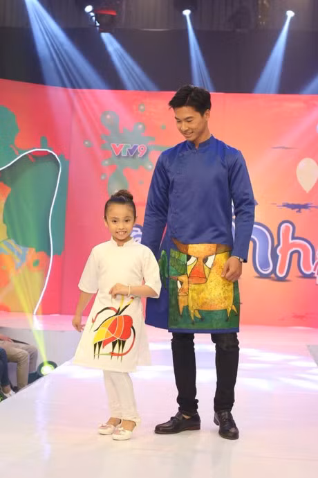 Tu Vi - Van Anh dien ao dai doi lam giam khao khach moi 