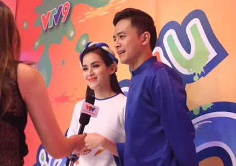 Tu Vi - Van Anh dien ao dai doi lam giam khao khach moi 
